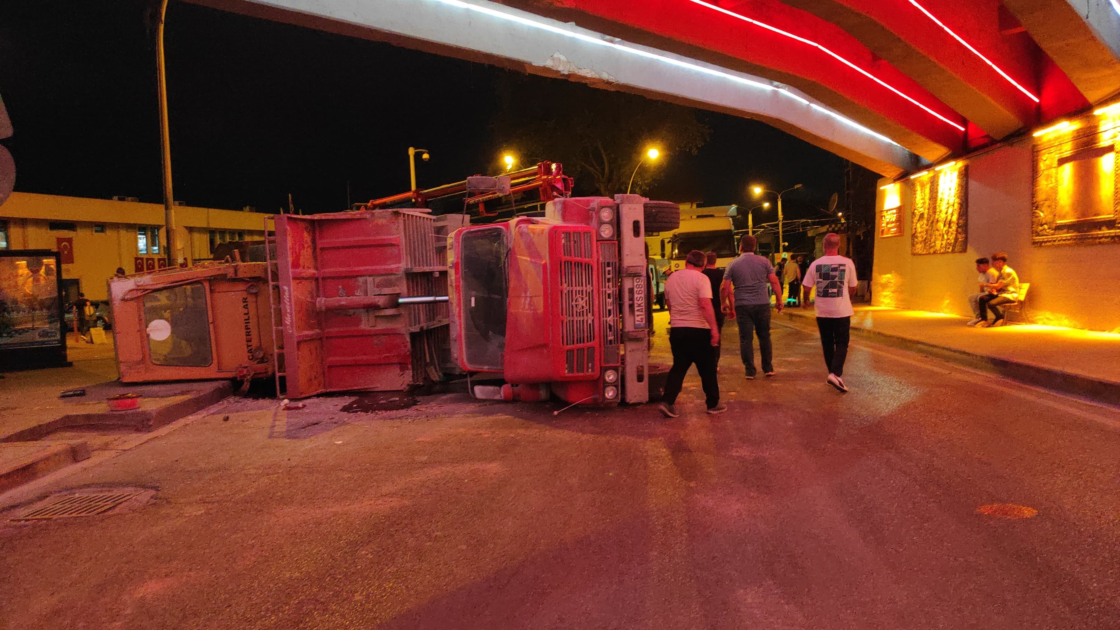 BULDOZER YÜKLÜ KAMYON DEVRİLDİ