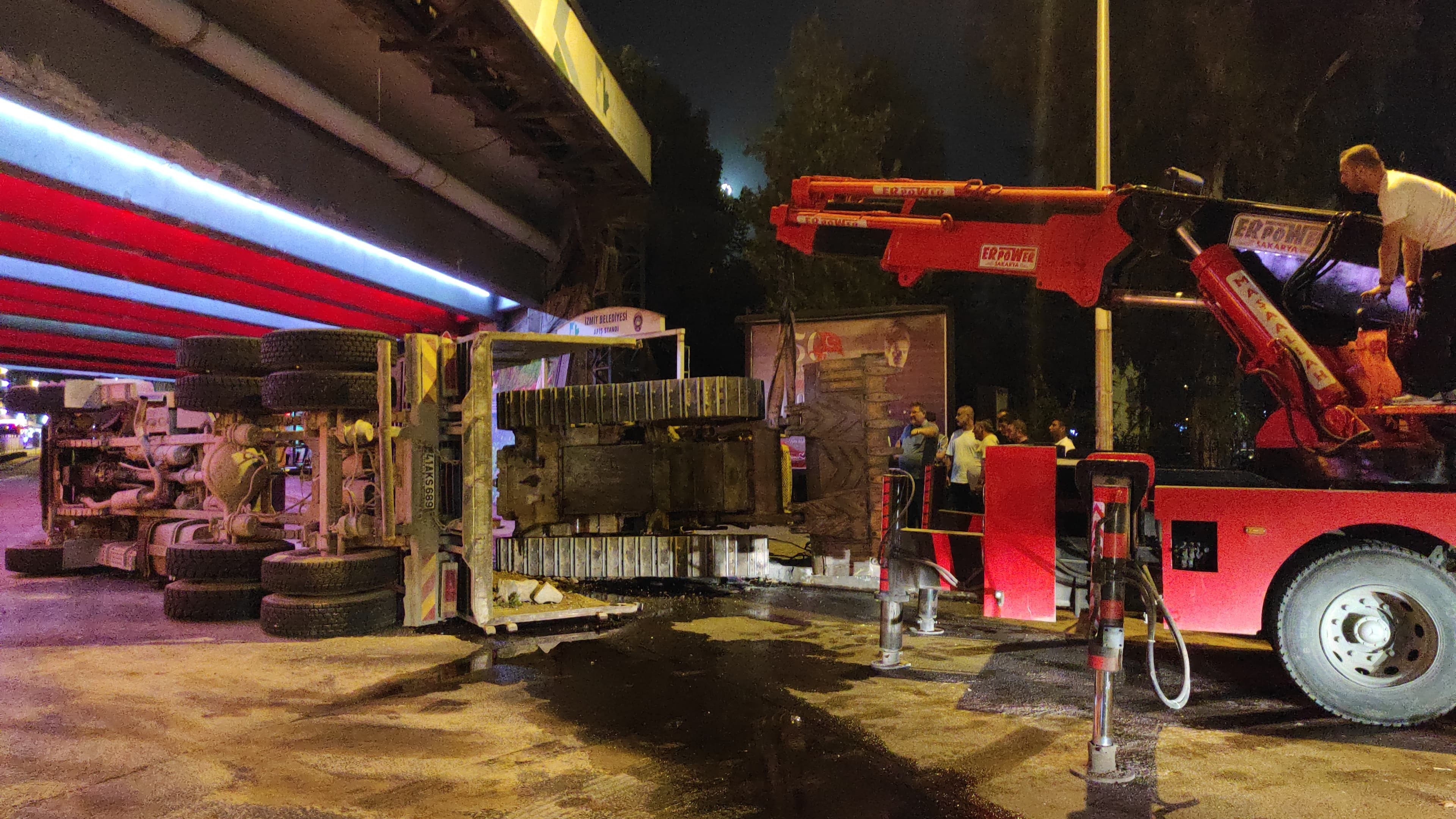BULDOZER YÜKLÜ KAMYON DEVRİLDİ