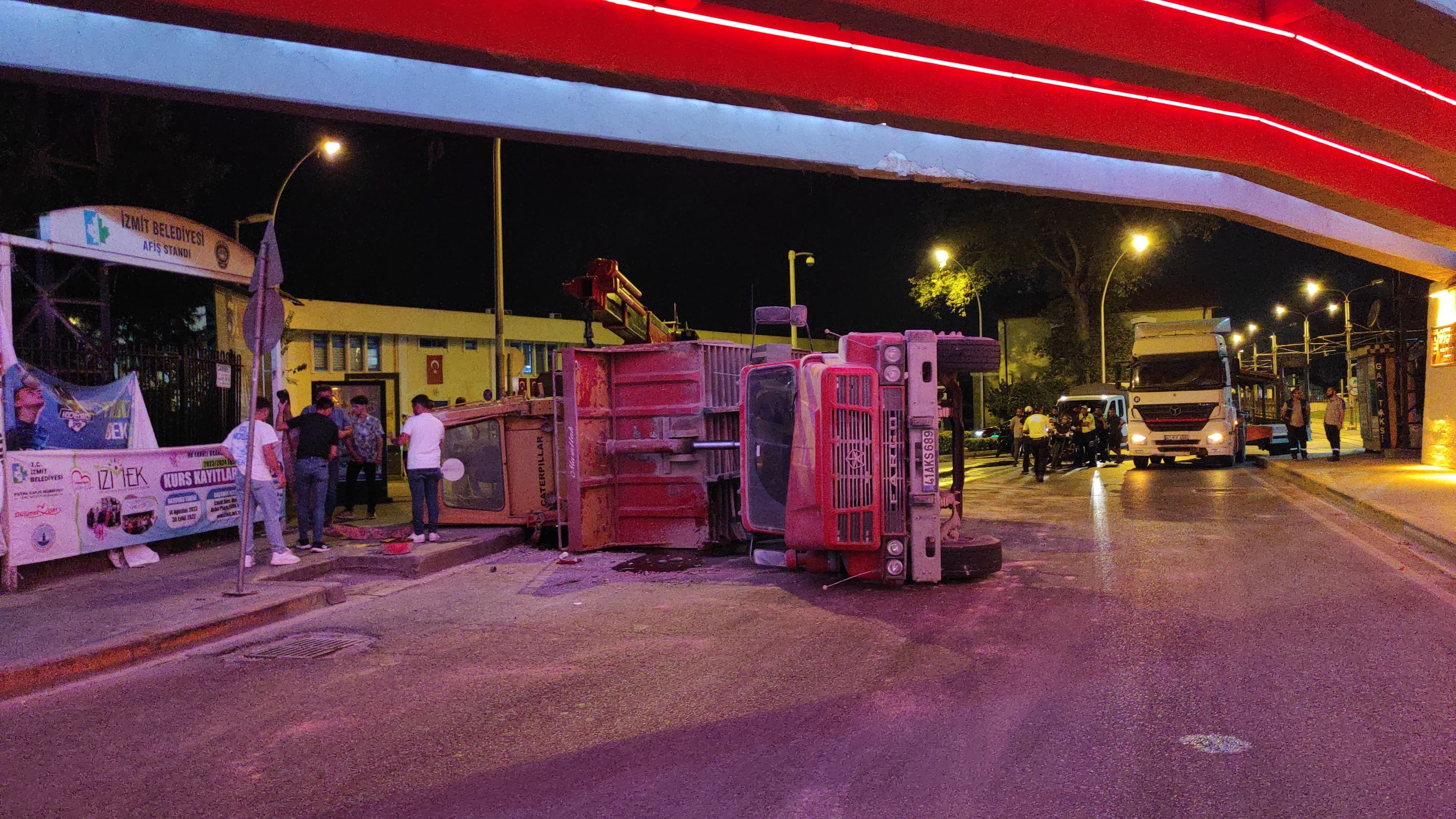 BULDOZER YÜKLÜ KAMYON DEVRİLDİ
