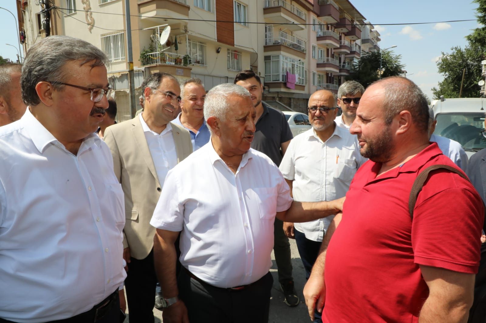 BAŞKAN ZEYBEK YUNUSEMRE MAHALLESİ'Nİ ZİYARET ETTİ