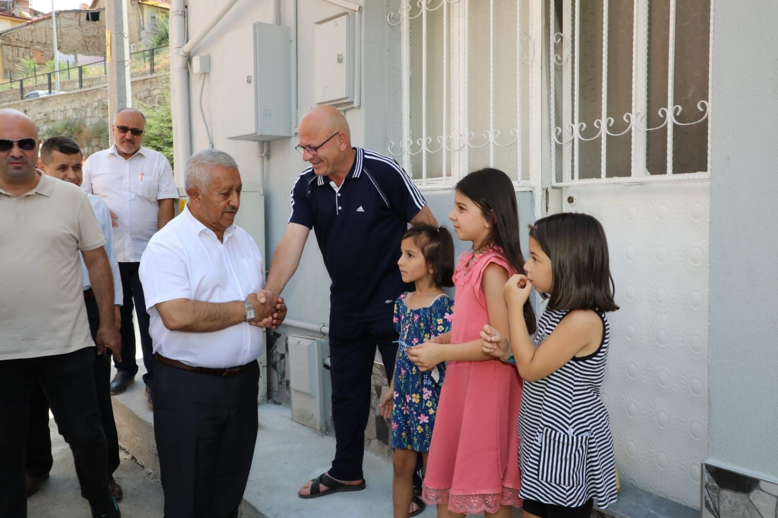 BAŞKAN ZEYBEK YUNUSEMRE MAHALLESİ'Nİ ZİYARET ETTİ