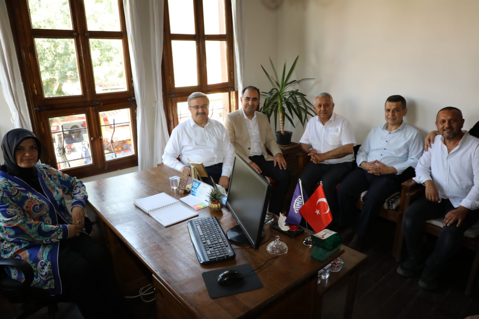 BAŞKAN ZEYBEK YUNUSEMRE MAHALLESİ'Nİ ZİYARET ETTİ
