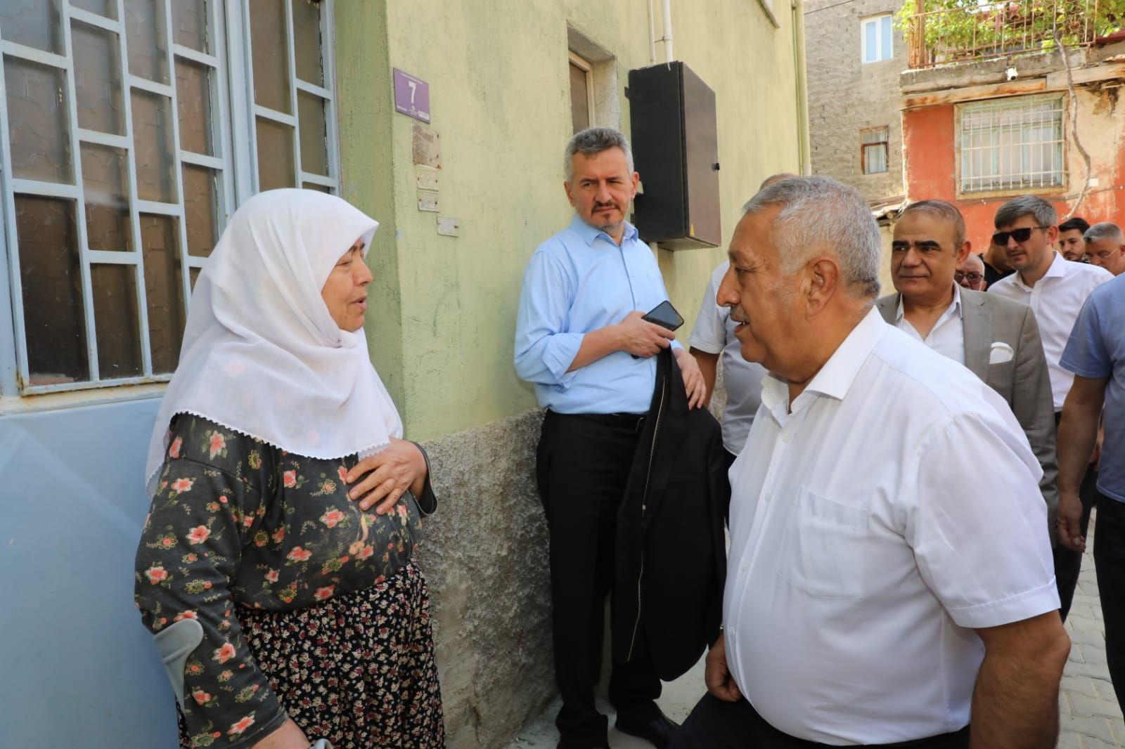 BAŞKAN ZEYBEK YUNUSEMRE MAHALLESİ'Nİ ZİYARET ETTİ