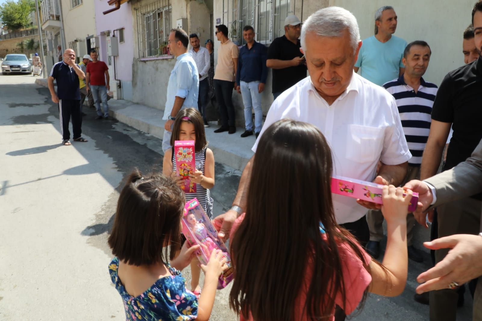 BAŞKAN ZEYBEK YUNUSEMRE MAHALLESİ'Nİ ZİYARET ETTİ
