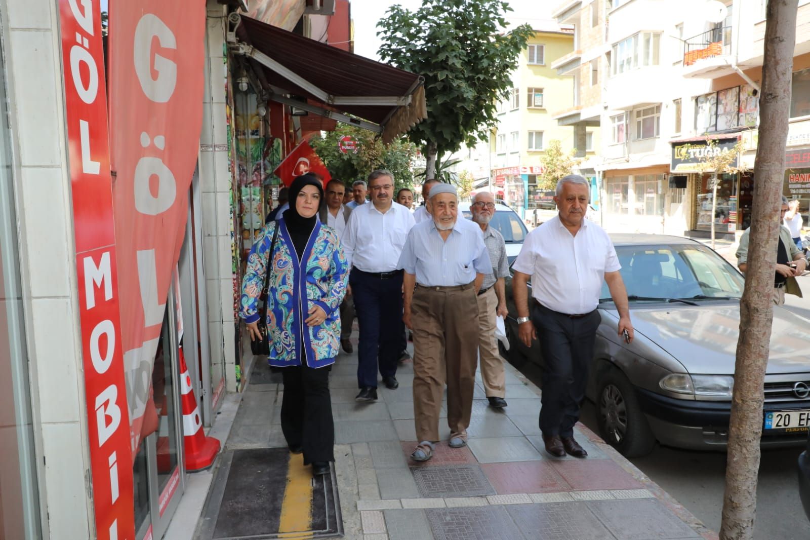 BAŞKAN ZEYBEK YUNUSEMRE MAHALLESİ'Nİ ZİYARET ETTİ