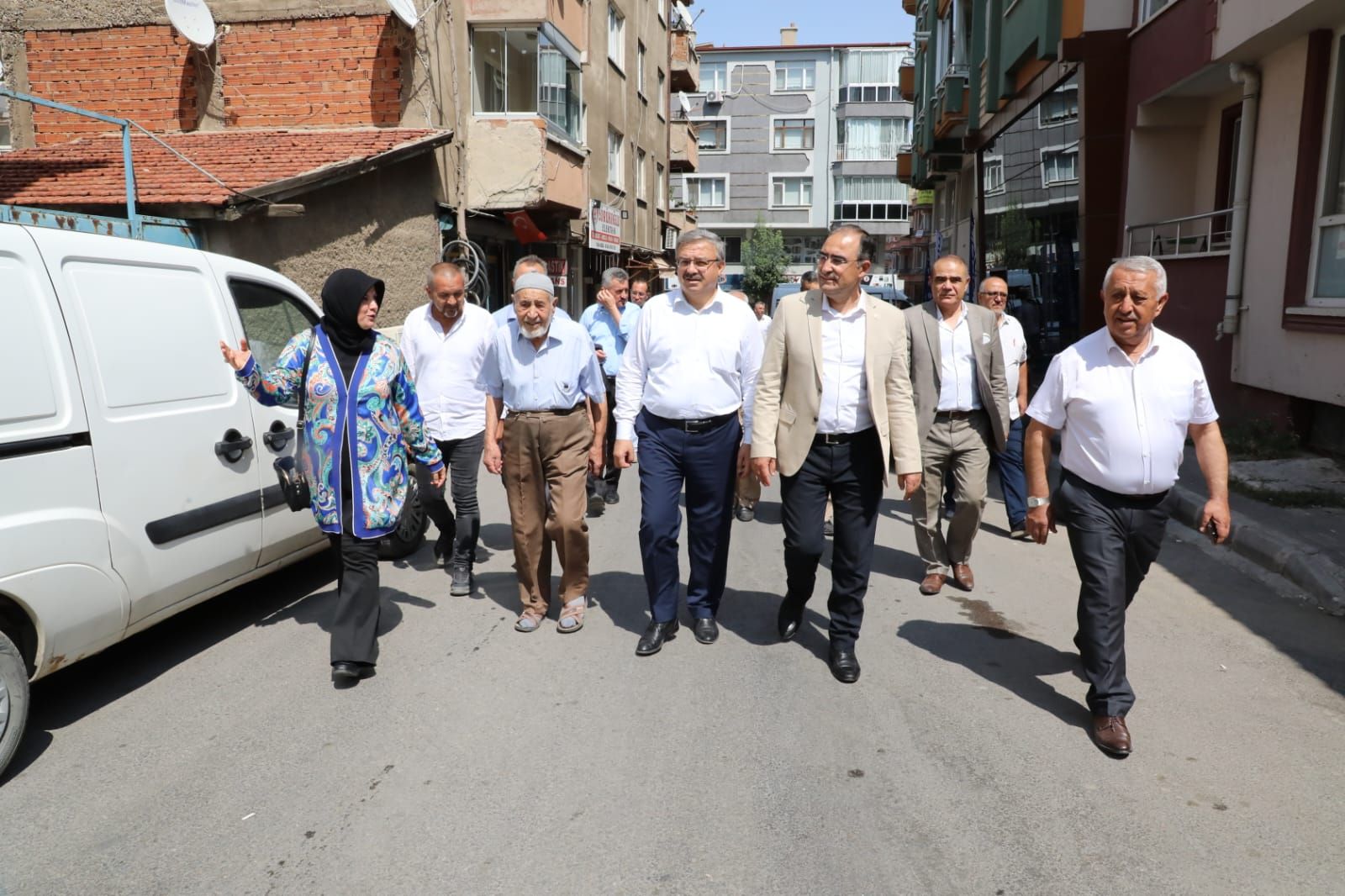 BAŞKAN ZEYBEK YUNUSEMRE MAHALLESİ'Nİ ZİYARET ETTİ