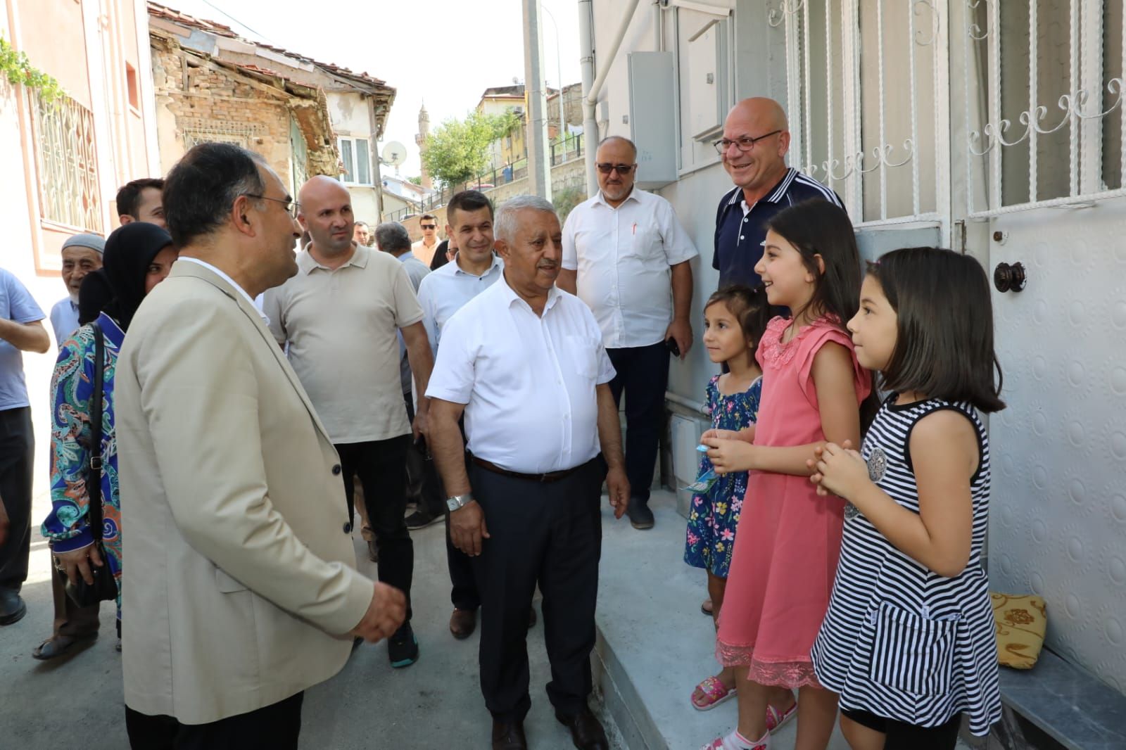 BAŞKAN ZEYBEK YUNUSEMRE MAHALLESİ'Nİ ZİYARET ETTİ