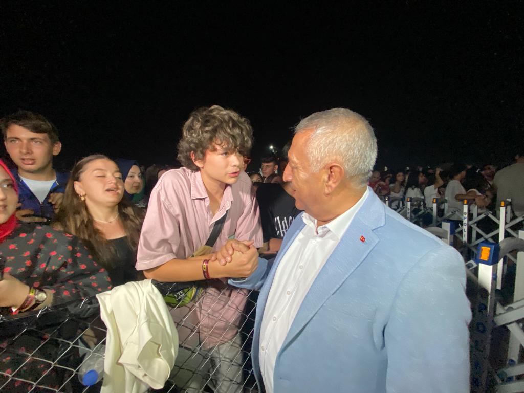 ZEYBEK VATANDAŞLARLA BİR ARADA