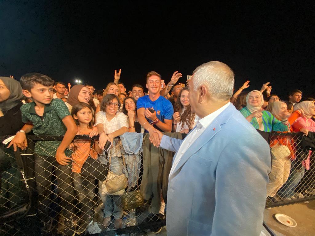 ZEYBEK VATANDAŞLARLA BİR ARADA