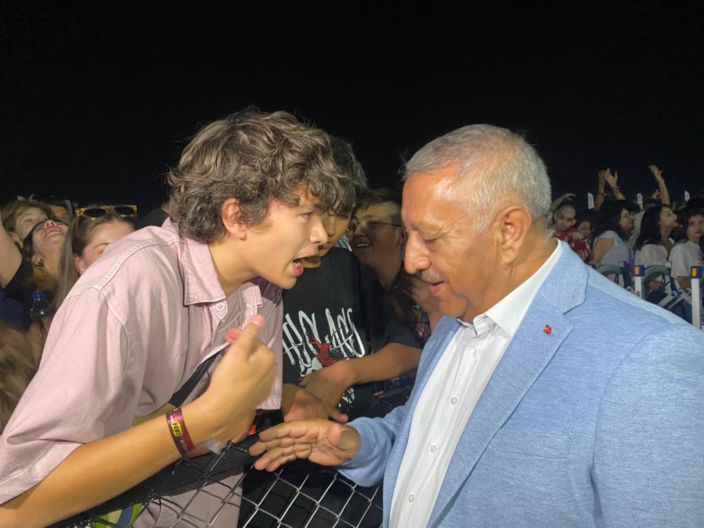 ZEYBEK VATANDAŞLARLA BİR ARADA