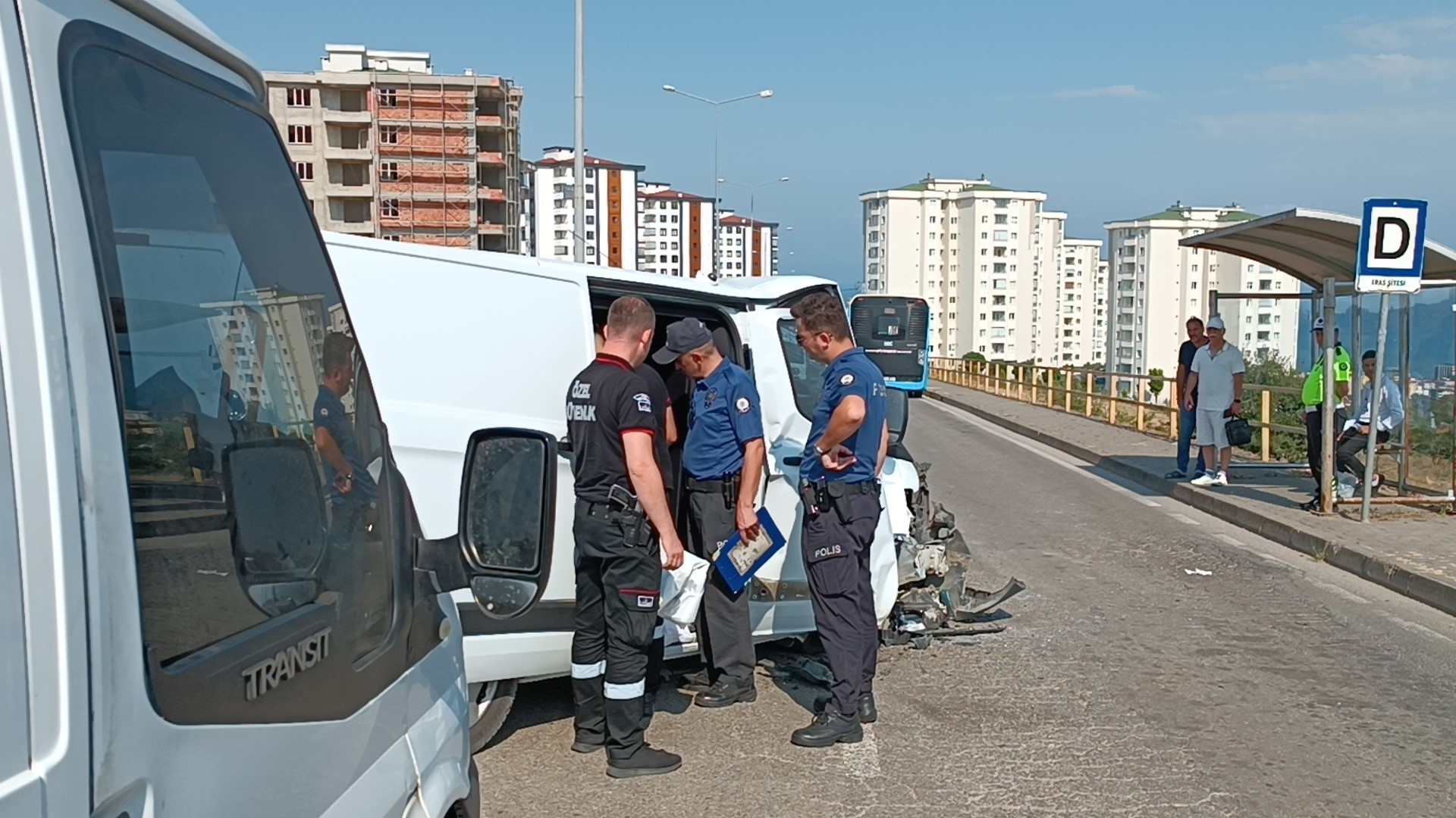 PARA DOLU NAKİL ARACI OTOBÜSLE ÇARPIŞTI: 4 YARALI