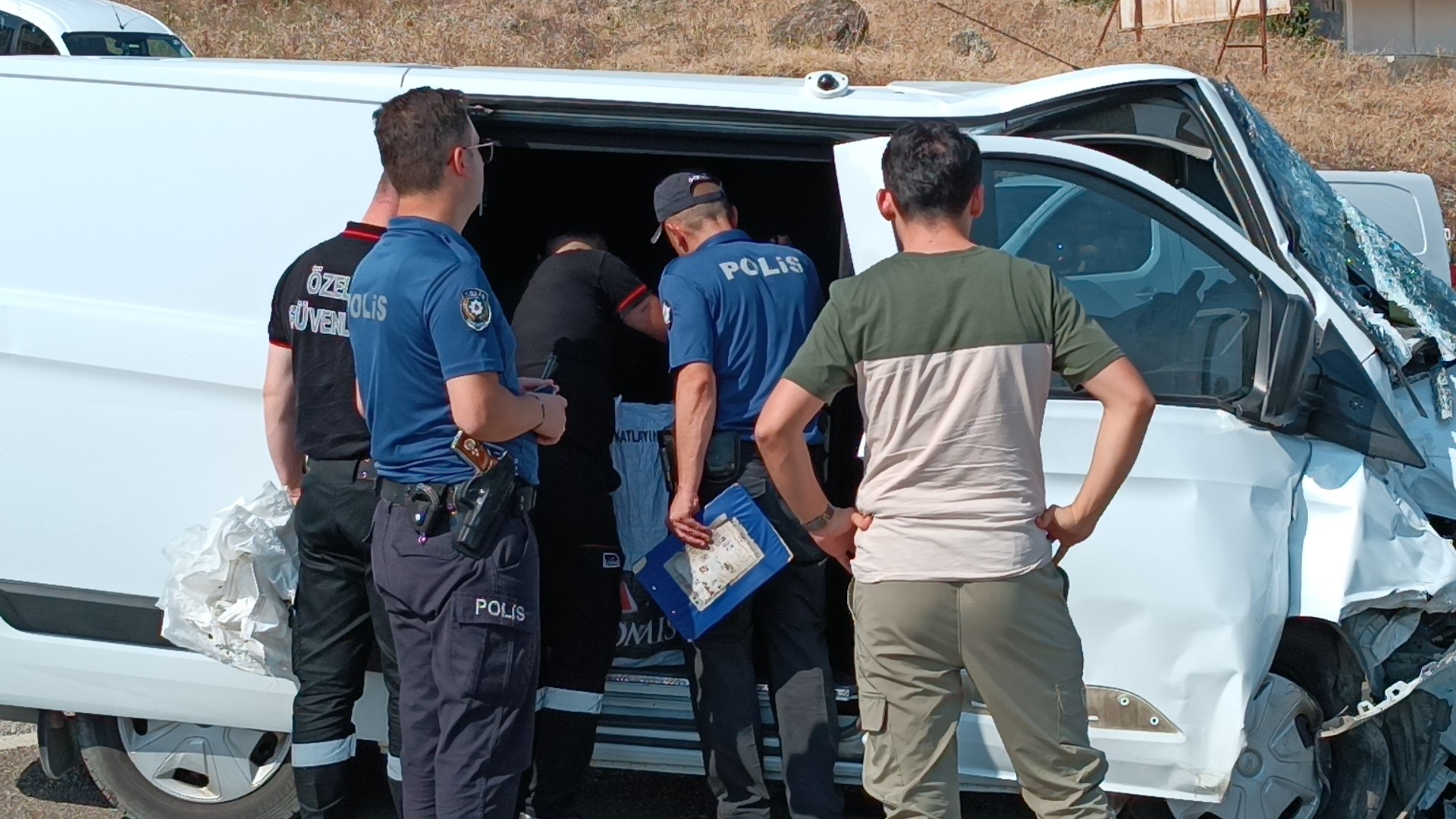 PARA DOLU NAKİL ARACI OTOBÜSLE ÇARPIŞTI: 4 YARALI