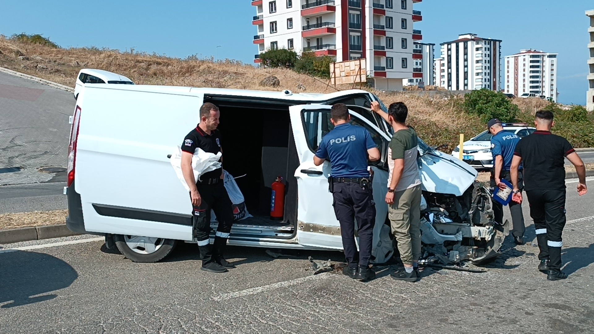 PARA DOLU NAKİL ARACI OTOBÜSLE ÇARPIŞTI: 4 YARALI