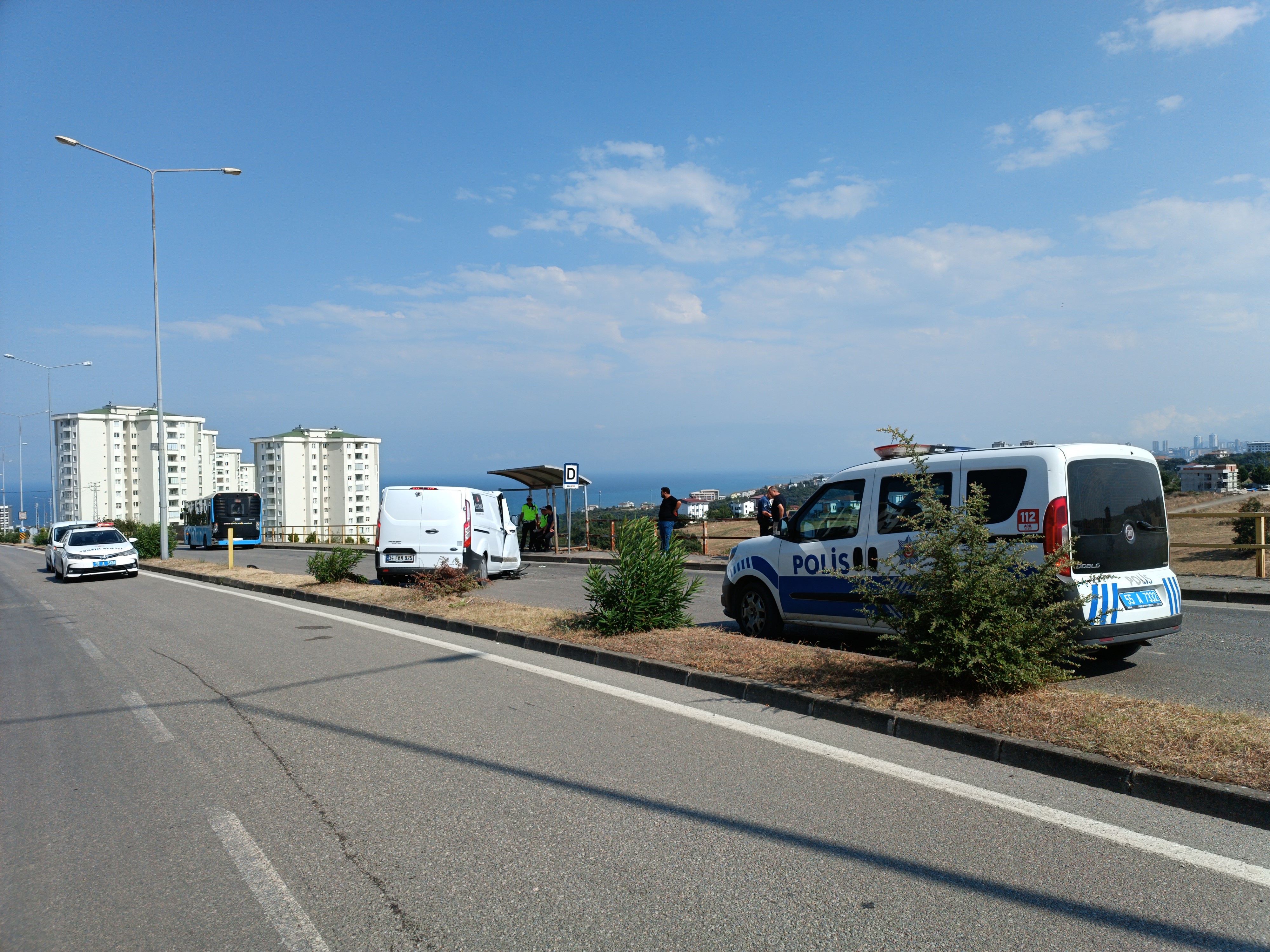 PARA DOLU NAKİL ARACI OTOBÜSLE ÇARPIŞTI: 4 YARALI