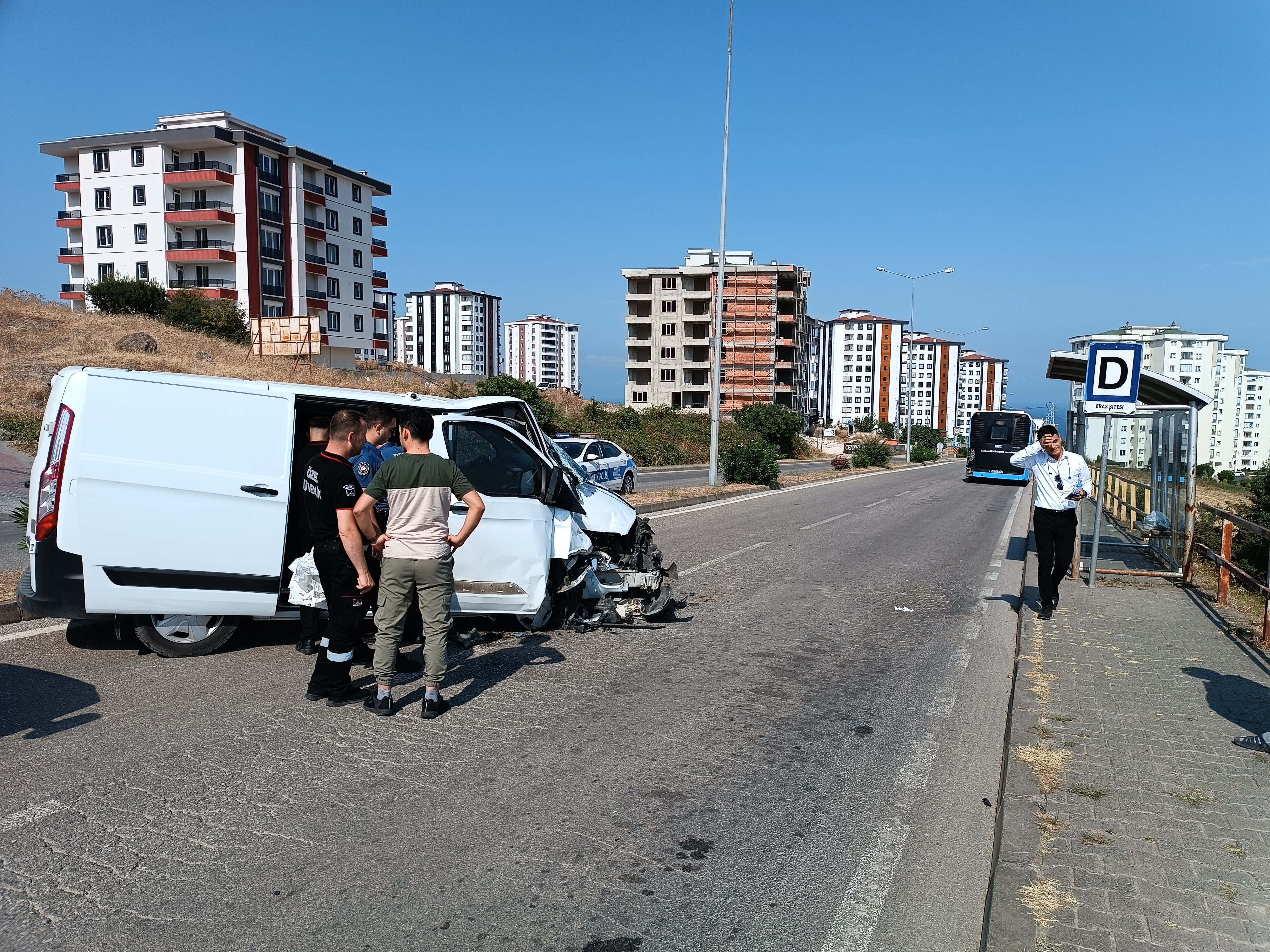 PARA DOLU NAKİL ARACI OTOBÜSLE ÇARPIŞTI: 4 YARALI