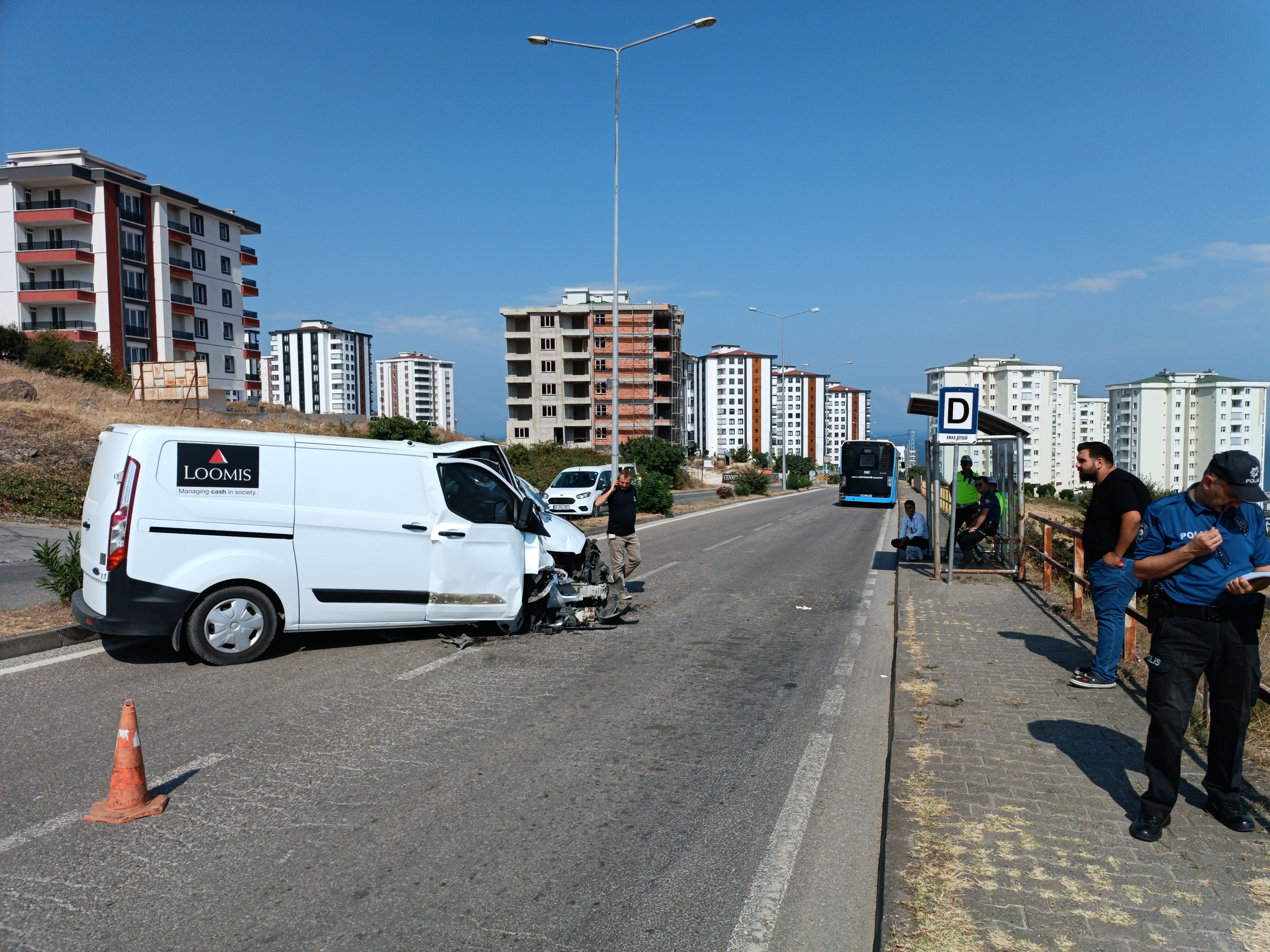 PARA DOLU NAKİL ARACI OTOBÜSLE ÇARPIŞTI: 4 YARALI