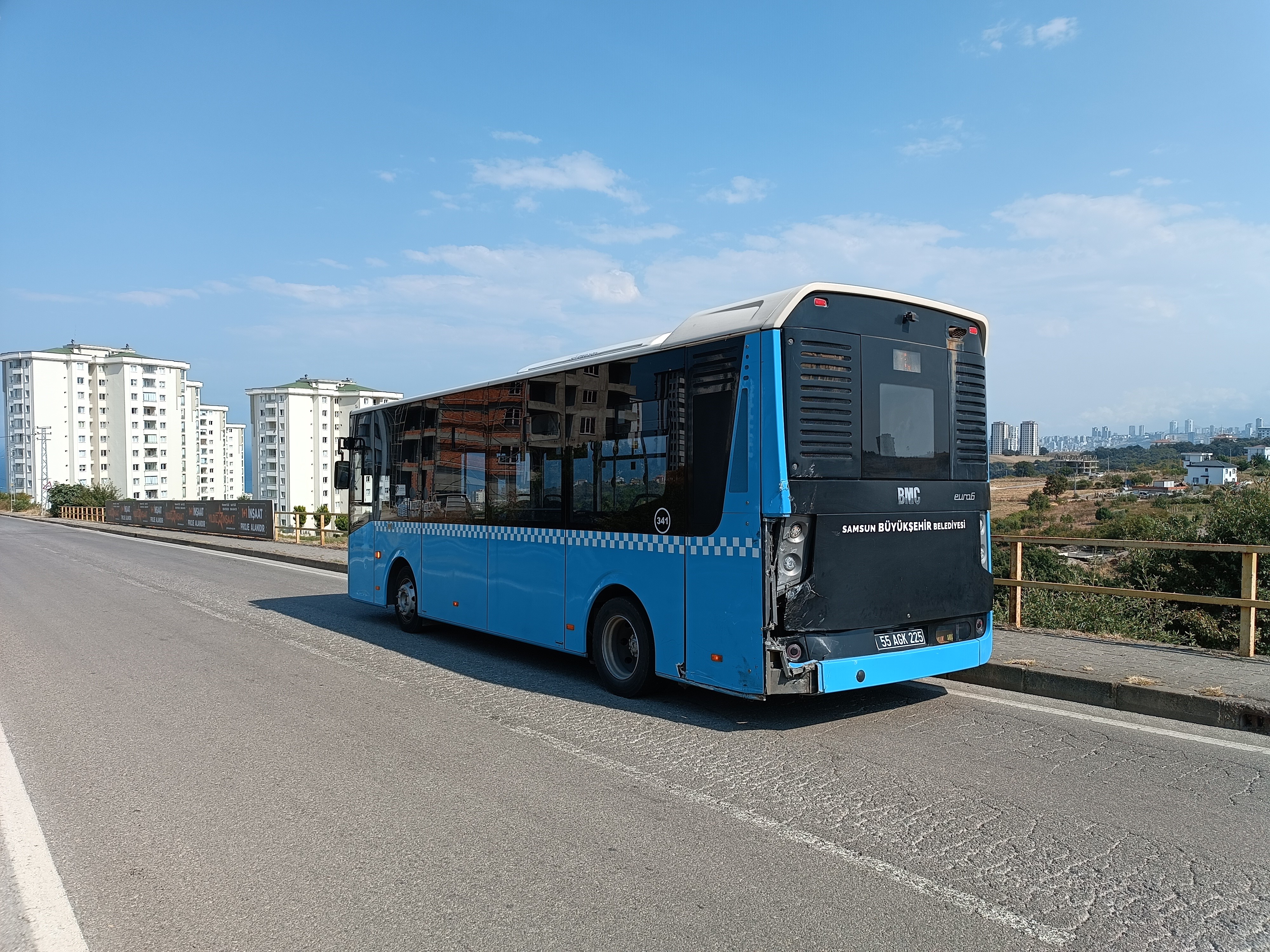 PARA DOLU NAKİL ARACI OTOBÜSLE ÇARPIŞTI: 4 YARALI