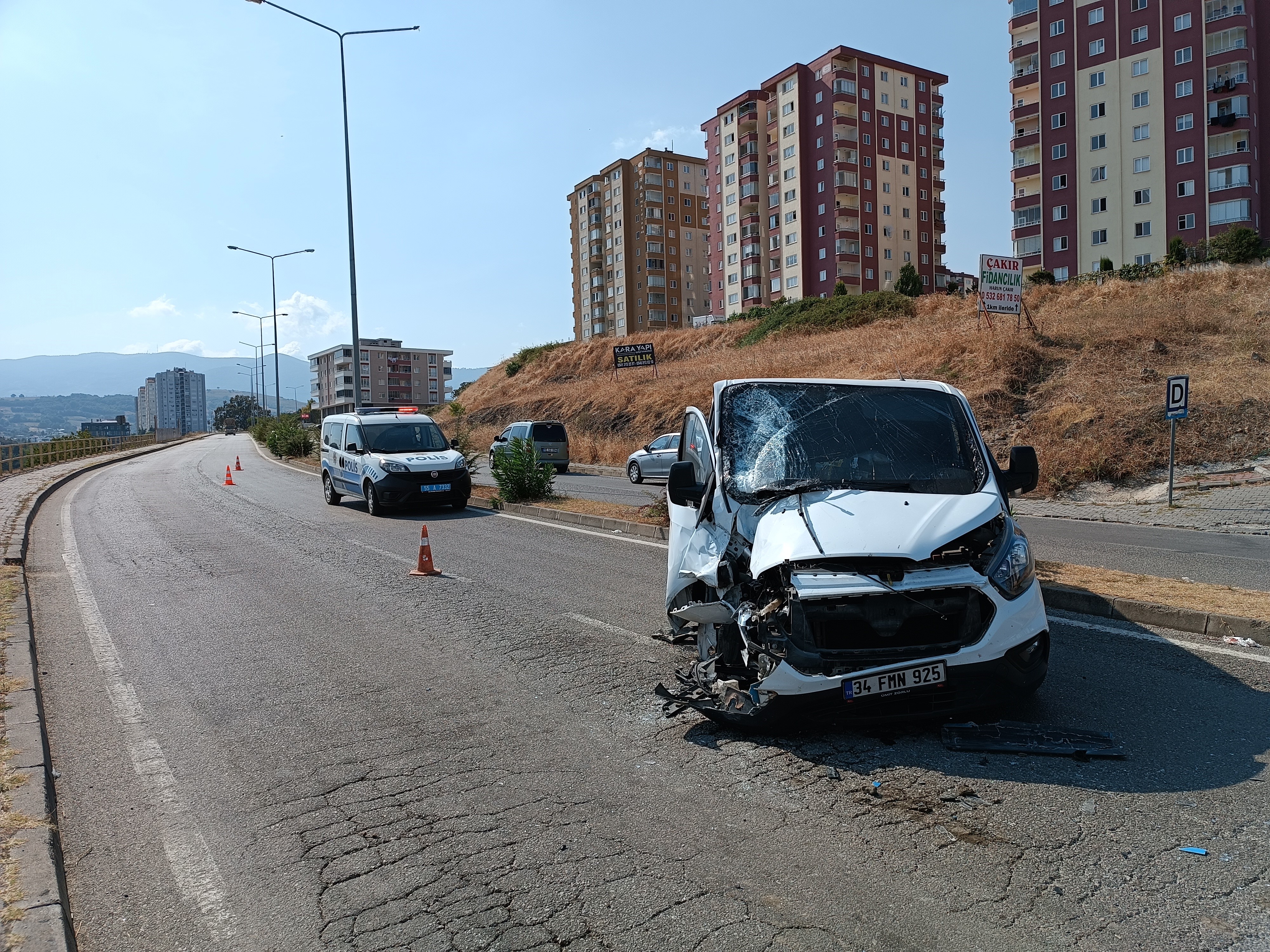 PARA DOLU NAKİL ARACI OTOBÜSLE ÇARPIŞTI: 4 YARALI