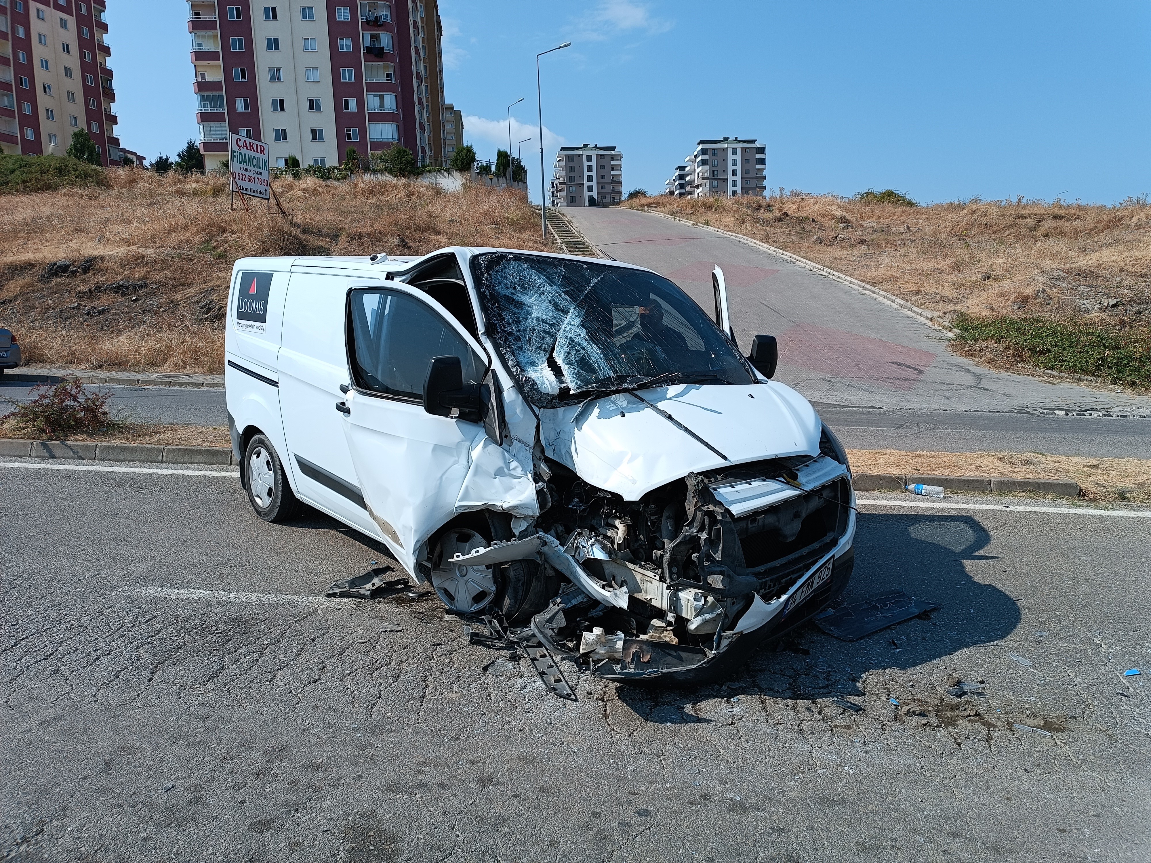 PARA DOLU NAKİL ARACI OTOBÜSLE ÇARPIŞTI: 4 YARALI