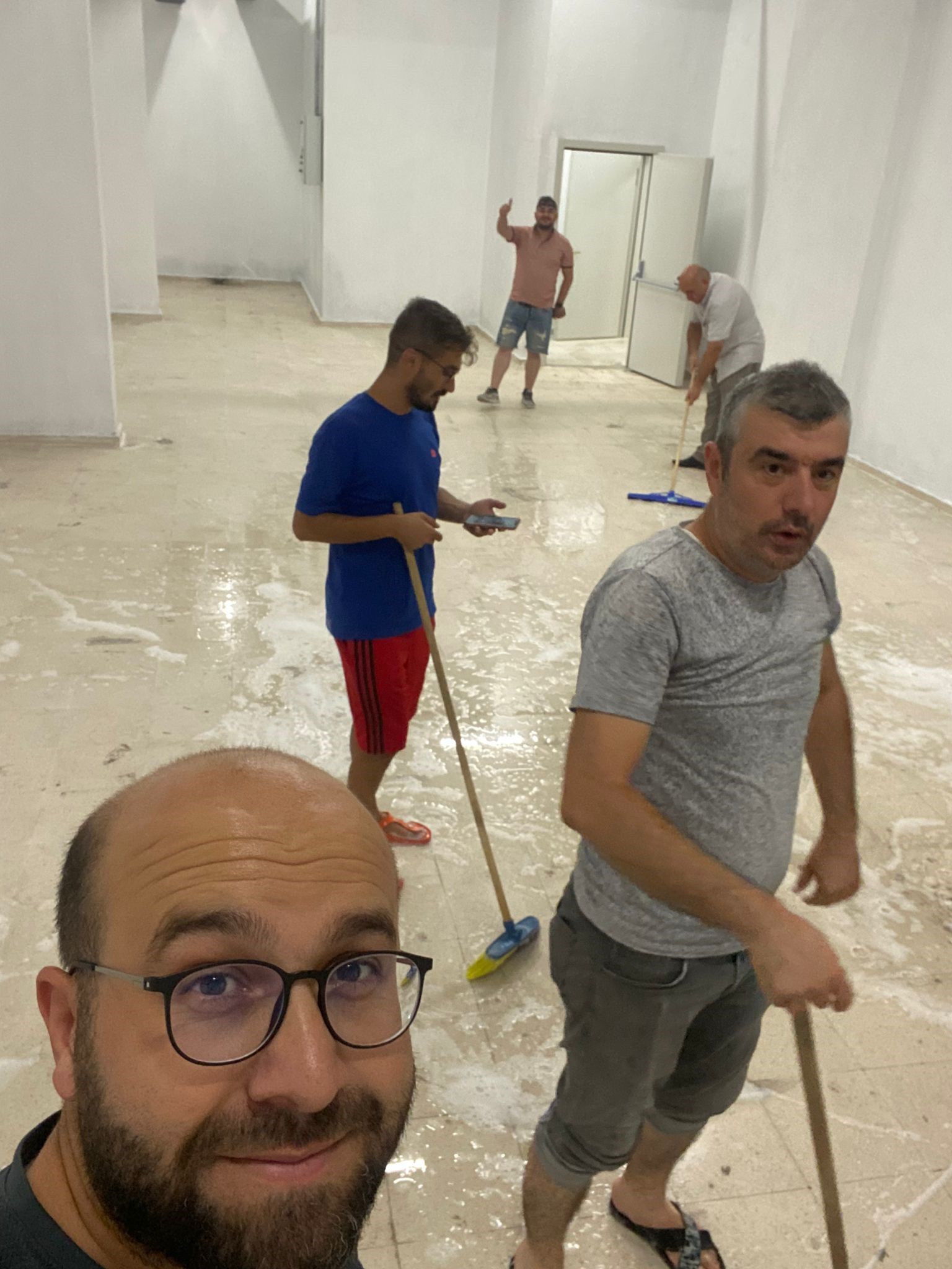 ÖĞRETMENLER YENİ ÖĞRETİM YILINA OKUL TEMİZLİĞİNİ YAPARAK BAŞLADILAR