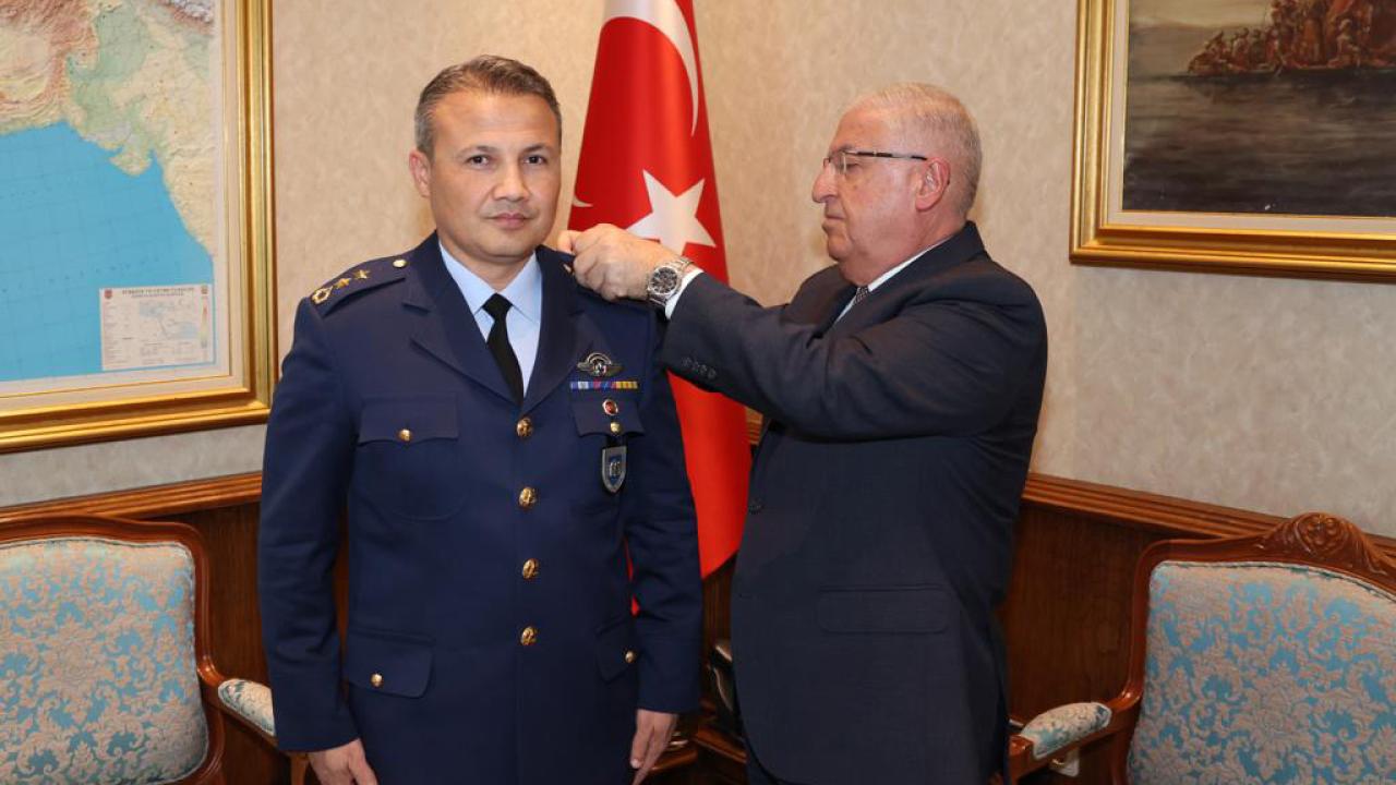 BAKAN GÜLER UZAYA GİDECEK İLK TÜRK PİLOTA RÜTBESİNİ TAKTI