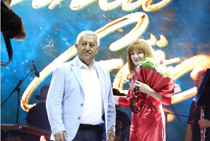 SAHNEDE ARABESKİN VAZGEÇİLMEZİ KARABÖCEK VAR
