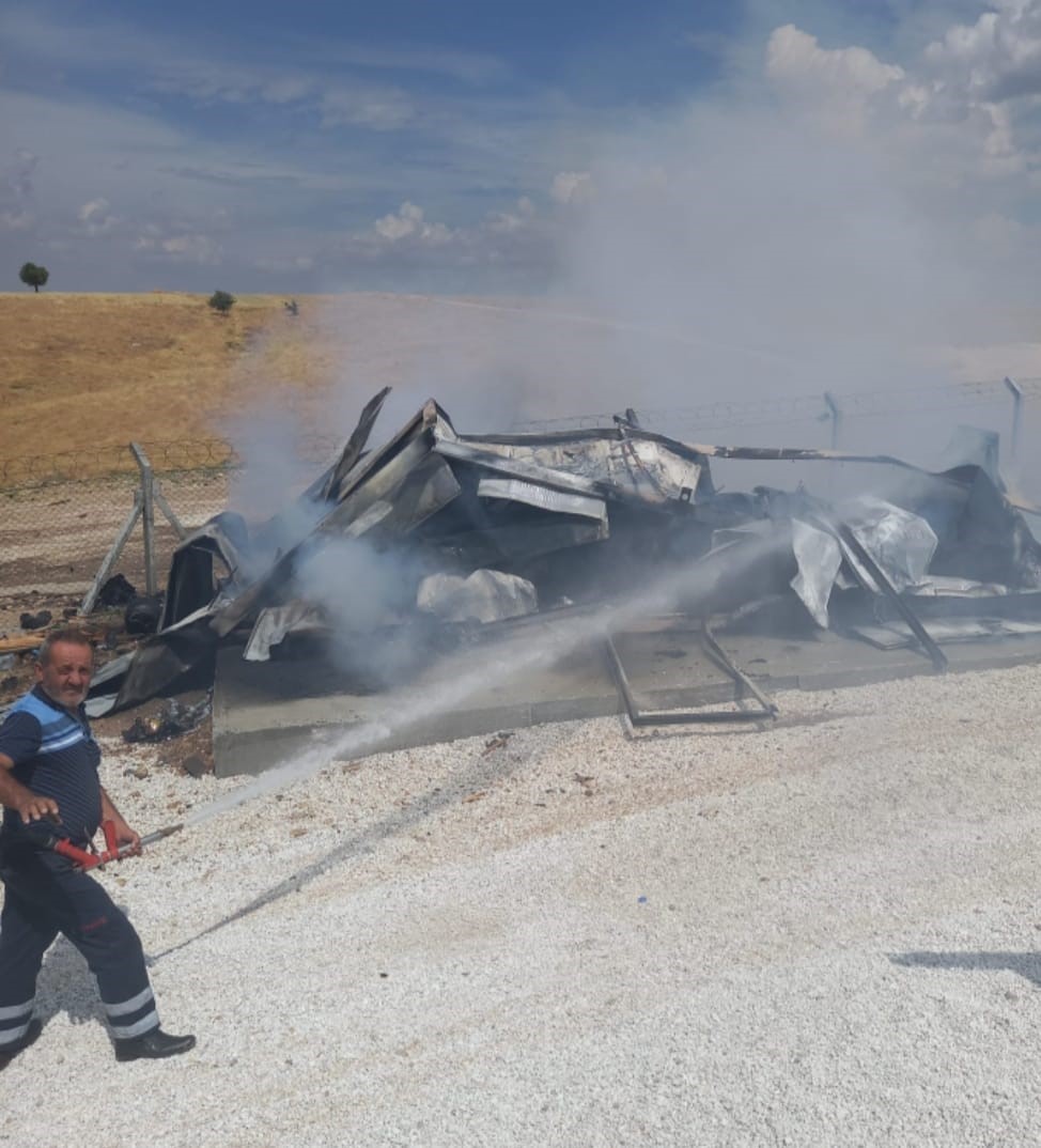 GÜNEŞ ENERJİ SANTRALİNDEKİ KONTEYNERDE YANGIN ÇIKTI