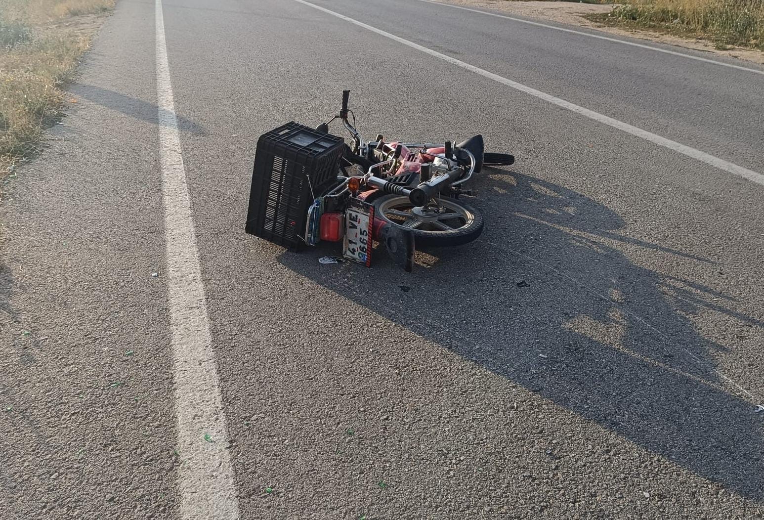 BELEDİYE BAŞKANININ KULLANDIĞI OTOMOBİL MOTOSİKLETE ÇARPTI
