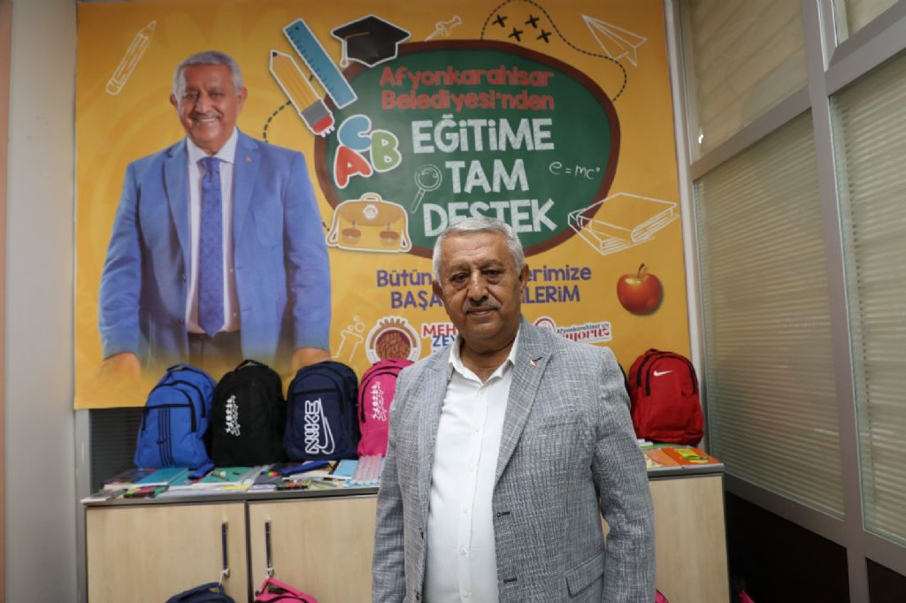 BELEDİYE BAŞKANI ZEYBEK'TEN ÖĞRENCİLERE KIRTASİYE DESTEĞİ