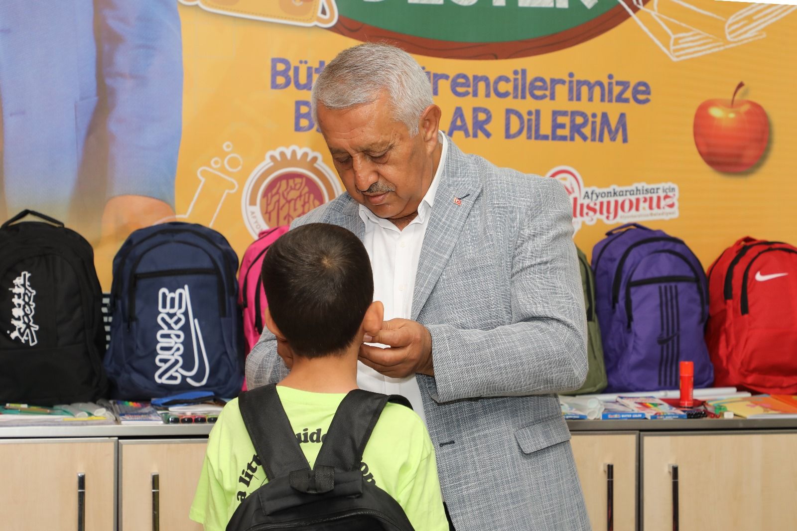 BELEDİYE BAŞKANI ZEYBEK'TEN ÖĞRENCİLERE KIRTASİYE DESTEĞİ
