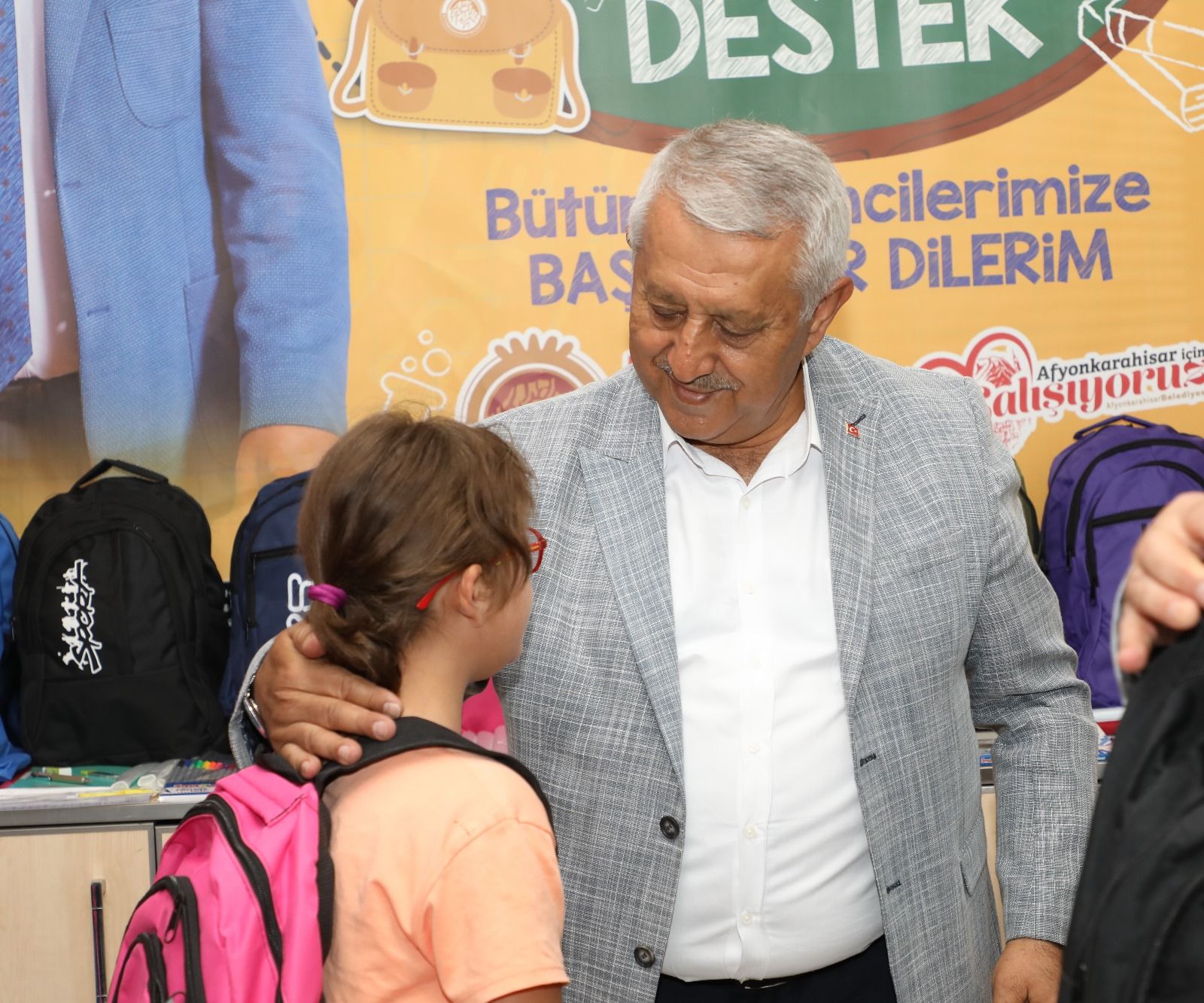 BELEDİYE BAŞKANI ZEYBEK'TEN ÖĞRENCİLERE KIRTASİYE DESTEĞİ
