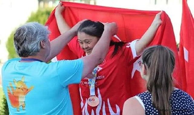 MÜNEVVERE AVRUPA'YI SALLADI
