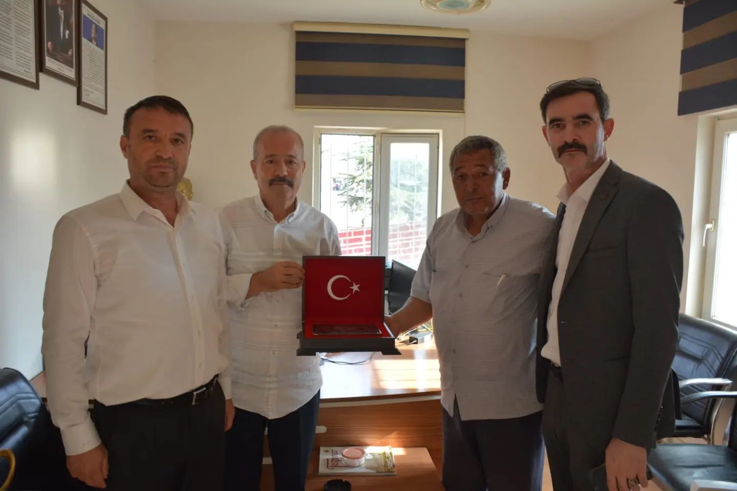 “VATANDAŞIN DERTLERİYLE DERTLENİYOR ÇÖZÜMLER ÜRETİYORUZ”