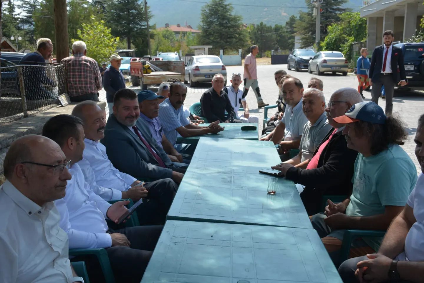 “VATANDAŞIN DERTLERİYLE DERTLENİYOR ÇÖZÜMLER ÜRETİYORUZ”