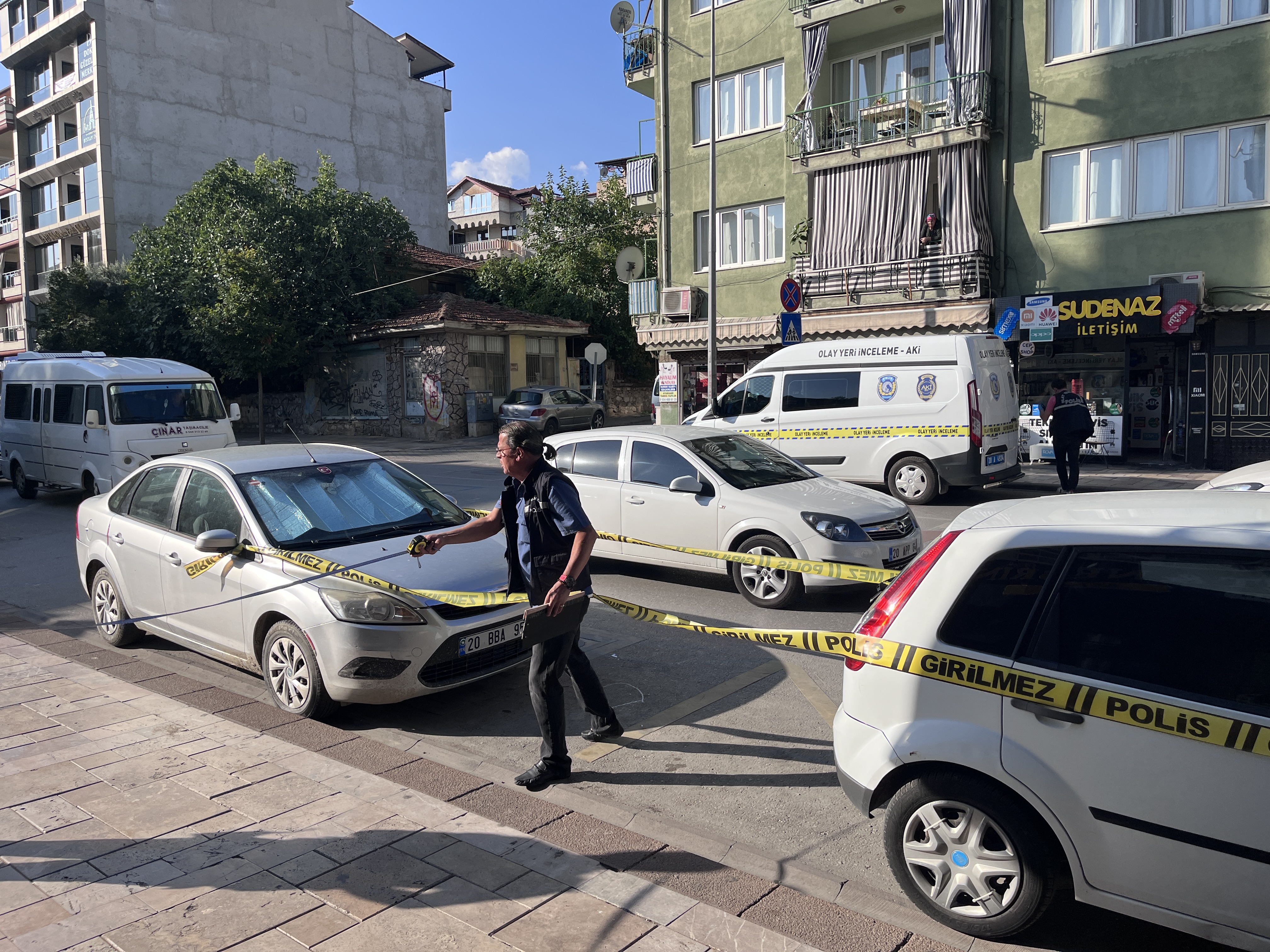 GÜNDÜZ VAKTİ BİR KADIN KURŞUNLANDI