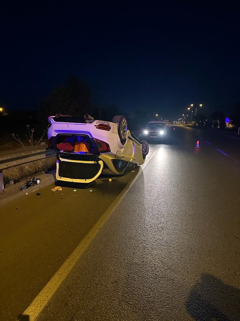 BARİYERLERE ÇARPIP DEVRİLEN OTOMOBİLDE 5 KİŞİ YARALANDI