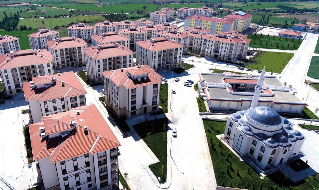 AFYON'DA EVLERİNİ ÇOCUKSUZ AİLEYE KİRALIYORLAR