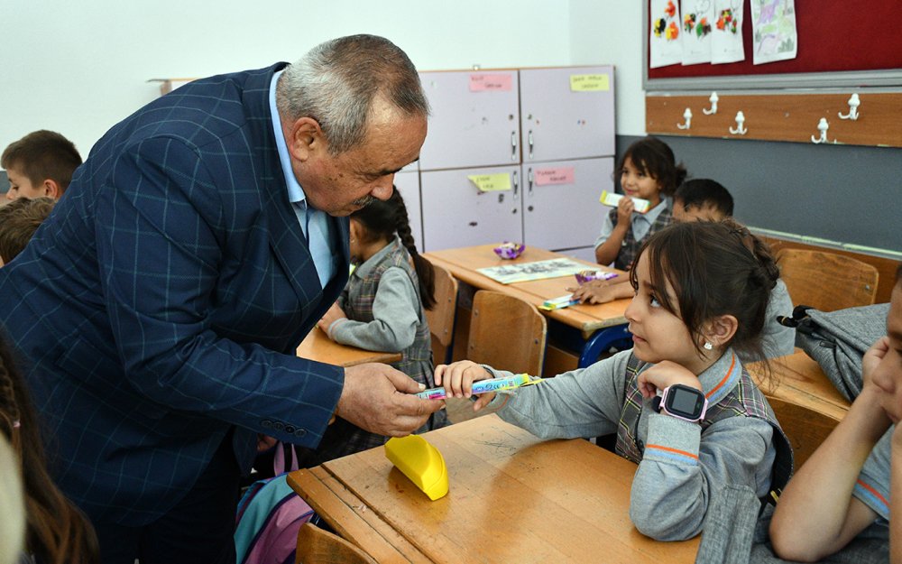 DERS ZİLİ ÇALDI BAŞKAN AMCA HEDİYE DAĞITTI
