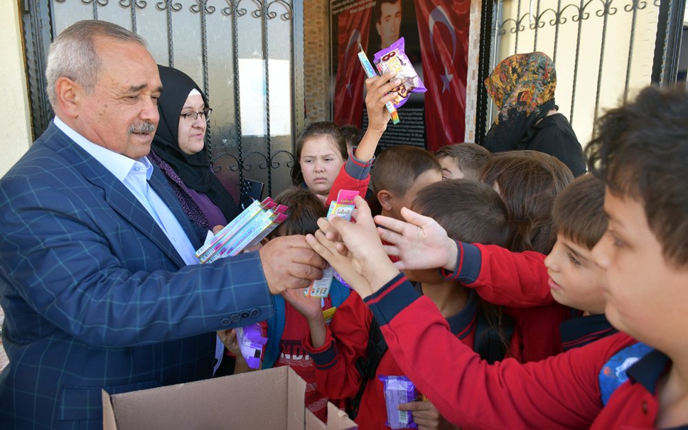 DERS ZİLİ ÇALDI BAŞKAN AMCA HEDİYE DAĞITTI