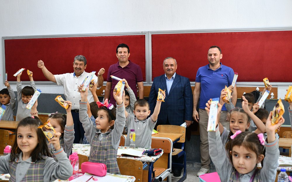 DERS ZİLİ ÇALDI BAŞKAN AMCA HEDİYE DAĞITTI