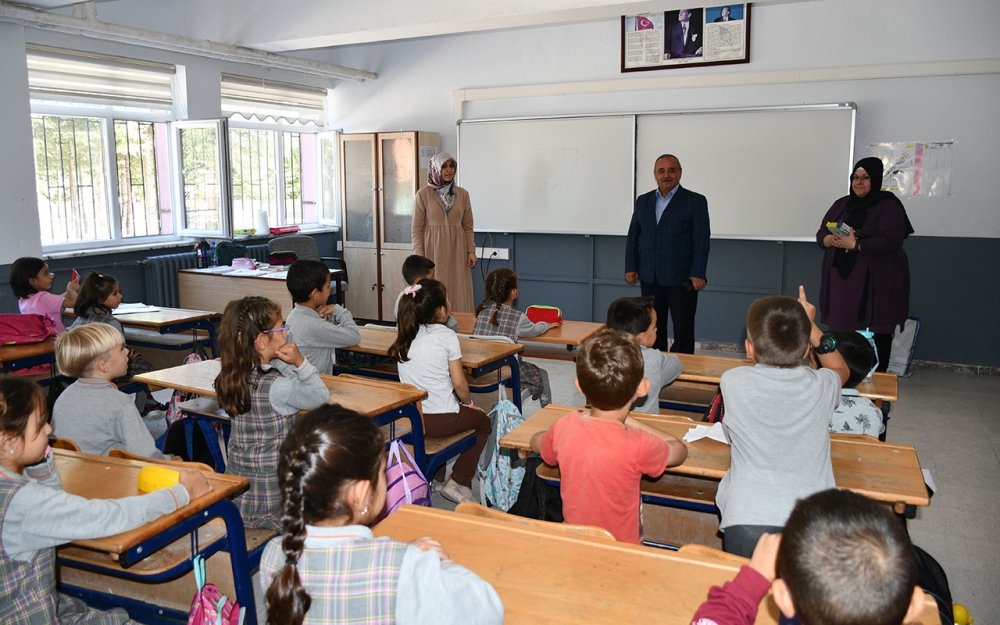 DERS ZİLİ ÇALDI BAŞKAN AMCA HEDİYE DAĞITTI