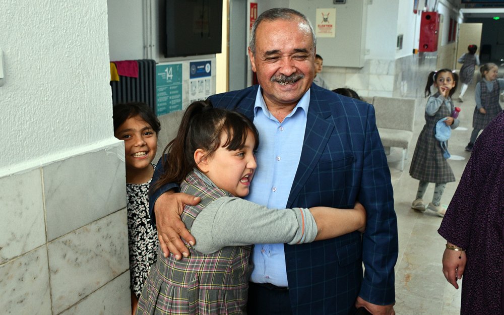 DERS ZİLİ ÇALDI BAŞKAN AMCA HEDİYE DAĞITTI