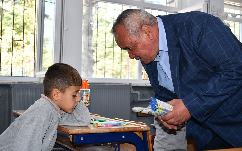 DERS ZİLİ ÇALDI BAŞKAN AMCA HEDİYE DAĞITTI