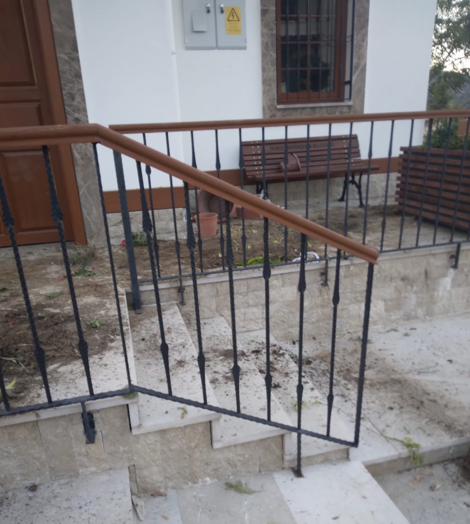 MUHTARLIK BİNASINA ZARAR VERİLDİ