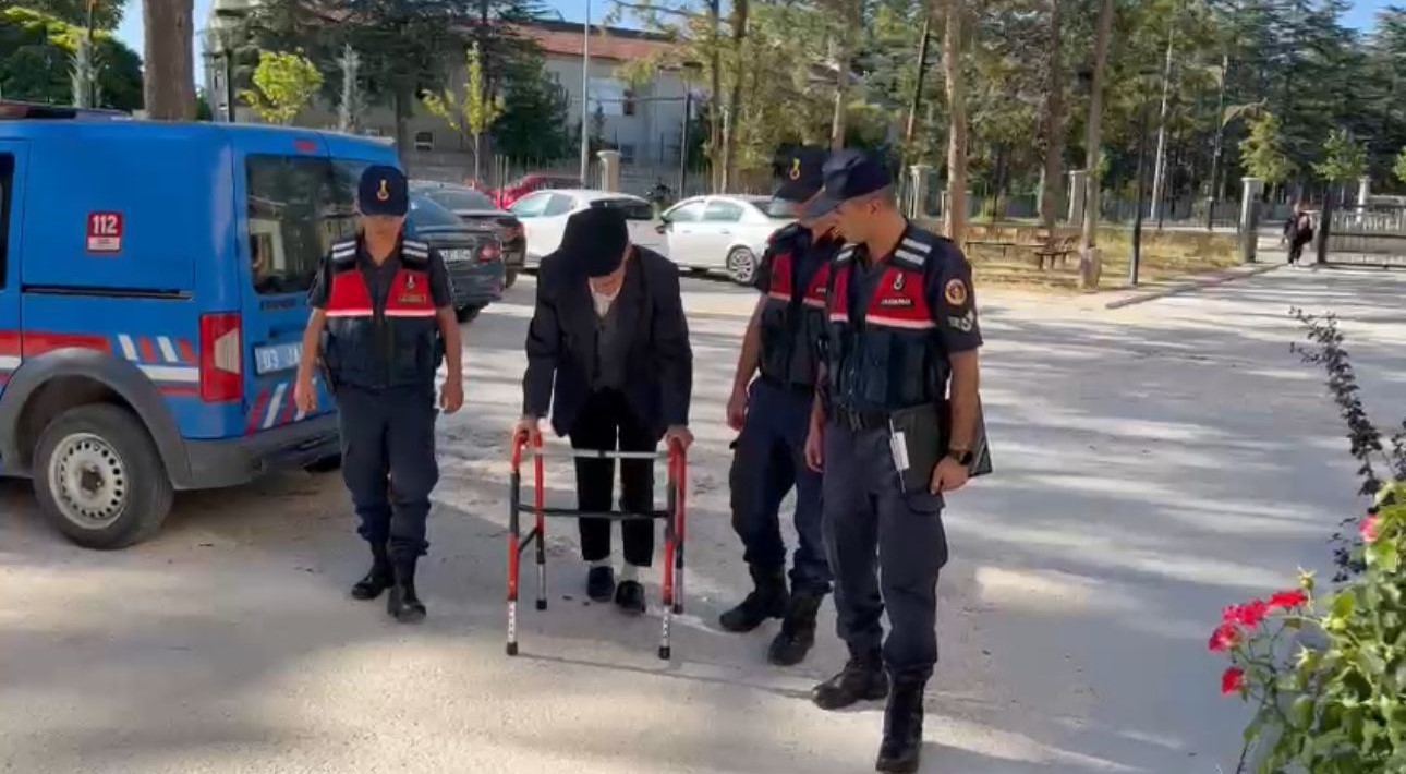 89 YAŞINDAKİ ADAM 4 AYAKLI BASTONLA ADLİYEYE GELDİ