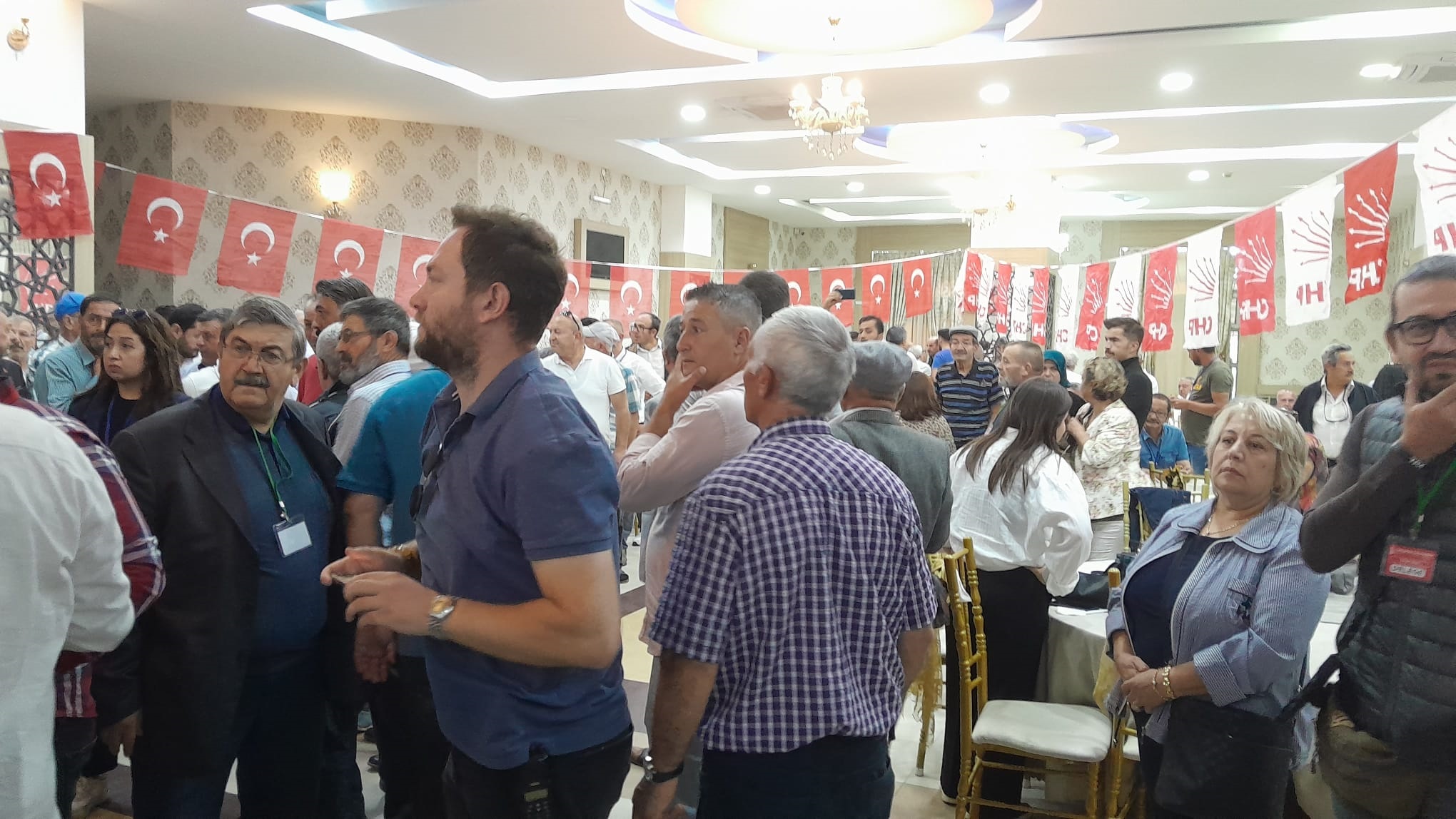 CHP MERKEZ İLÇE SEÇİMİNDE SU ŞİŞELERİ HAVADA UÇTU