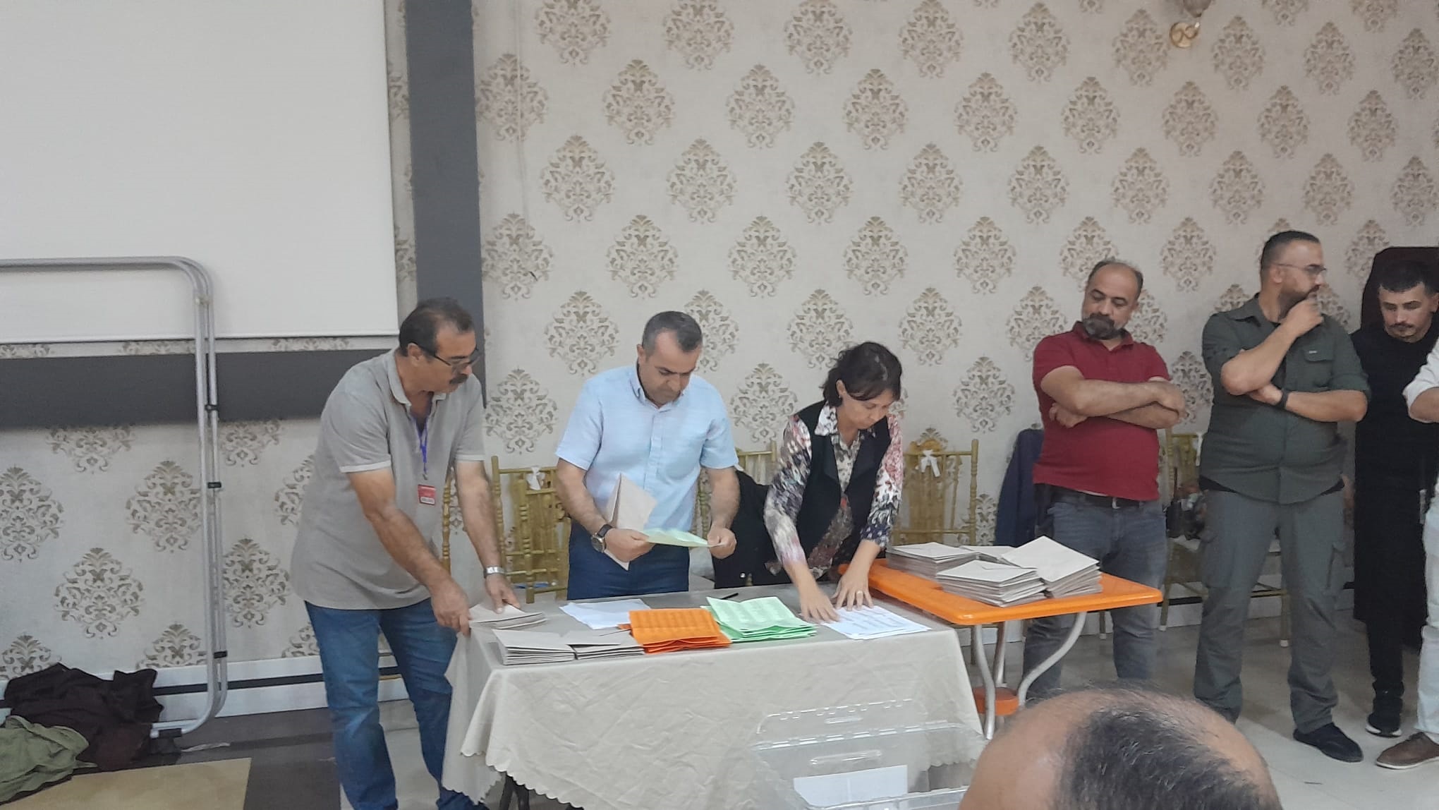 CHP MERKEZ İLÇE BAŞKANLIĞI SEÇİMİNDE OY SAYIMI DEVAM EDİYOR