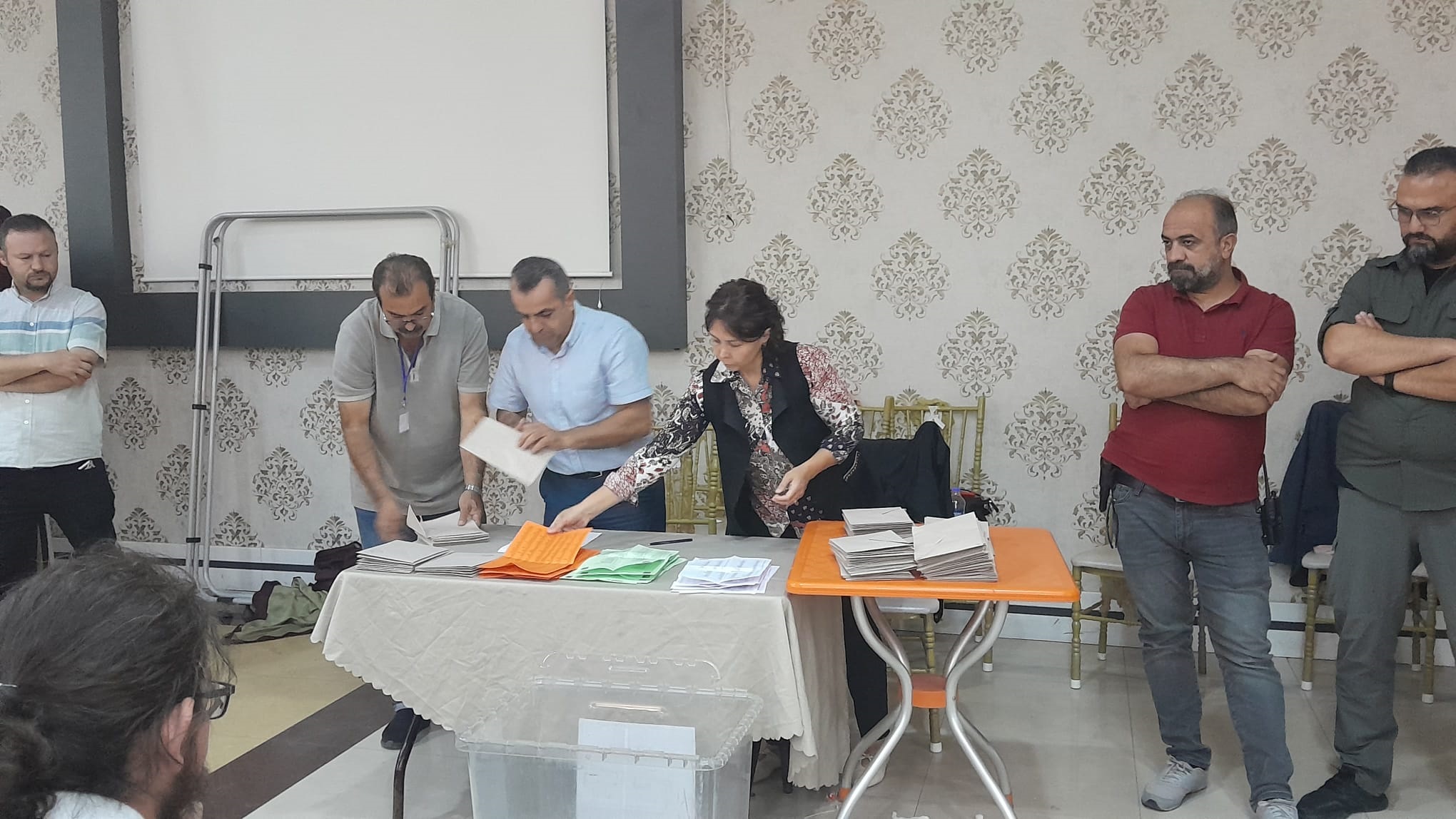CHP MERKEZ İLÇE BAŞKANLIĞI SEÇİMİNDE OY SAYIMI DEVAM EDİYOR