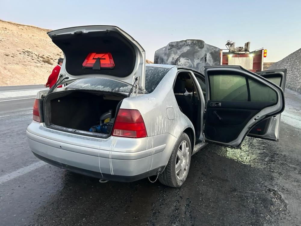 OTOMOBİLLERİNİN YANIŞINI GÖZYAŞLARI İÇİNDE İZLEDİ