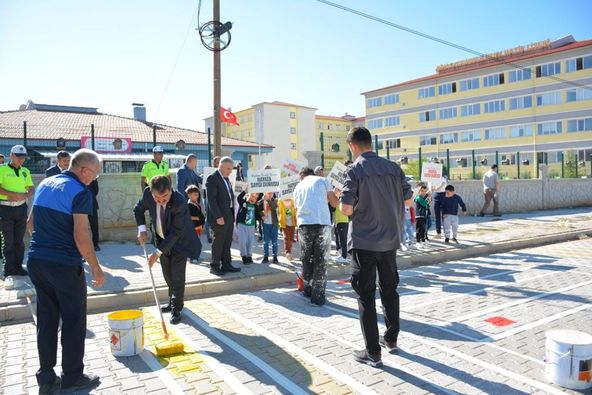 BELEDİYE BAŞKANI YAYA GEÇİTLERİNİ BOYADI